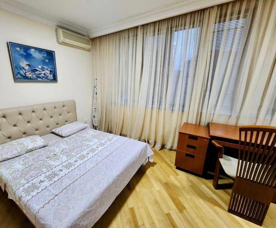 Family Spacious 3 Bedroom Apartment In The Middle Of City Center, Next To North Avenue เยเรวาน ภายนอก รูปภาพ