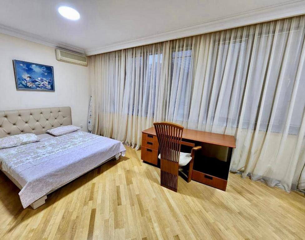 Family Spacious 3 Bedroom Apartment In The Middle Of City Center, Next To North Avenue เยเรวาน ภายนอก รูปภาพ