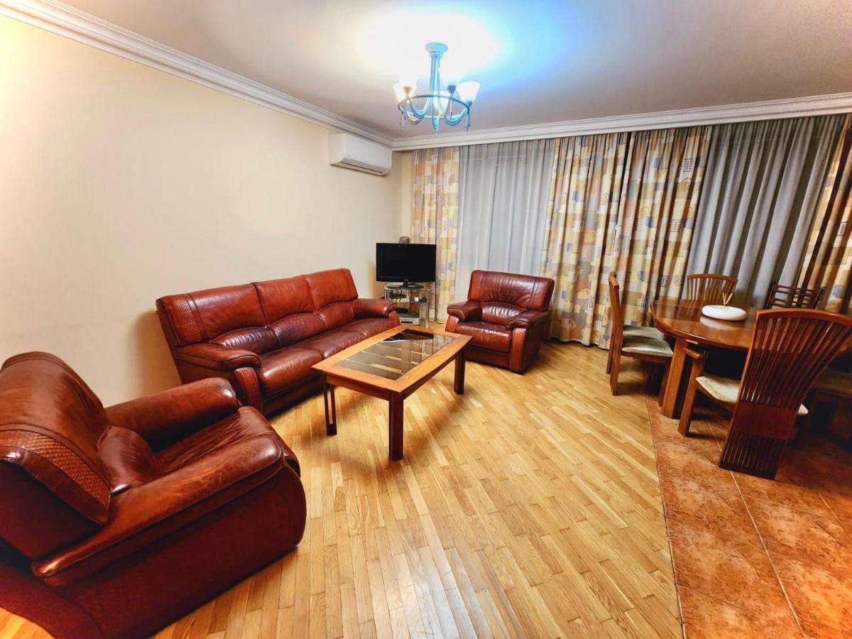 Family Spacious 3 Bedroom Apartment In The Middle Of City Center, Next To North Avenue เยเรวาน ภายนอก รูปภาพ