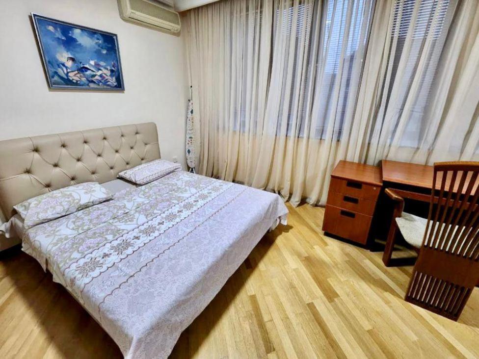 Family Spacious 3 Bedroom Apartment In The Middle Of City Center, Next To North Avenue เยเรวาน ภายนอก รูปภาพ