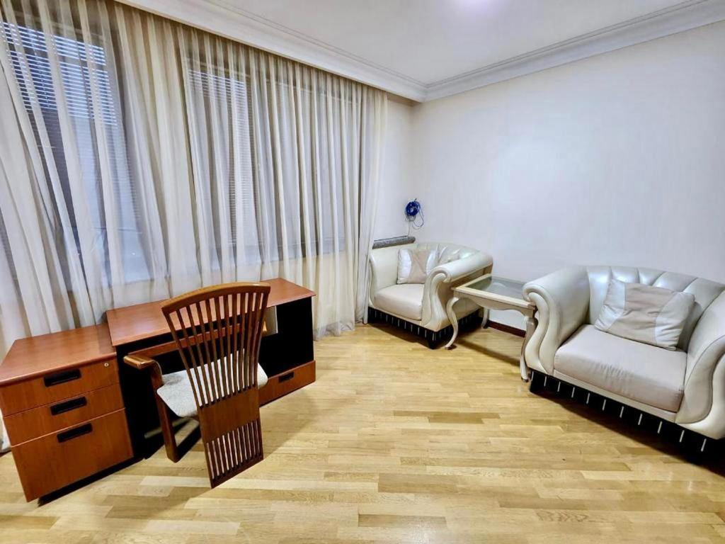 Family Spacious 3 Bedroom Apartment In The Middle Of City Center, Next To North Avenue เยเรวาน ภายนอก รูปภาพ